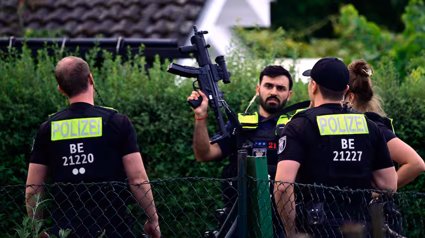Politie en hulpdiensten bij een afgezet gebied in Berlijn na de aanslag op de Pride