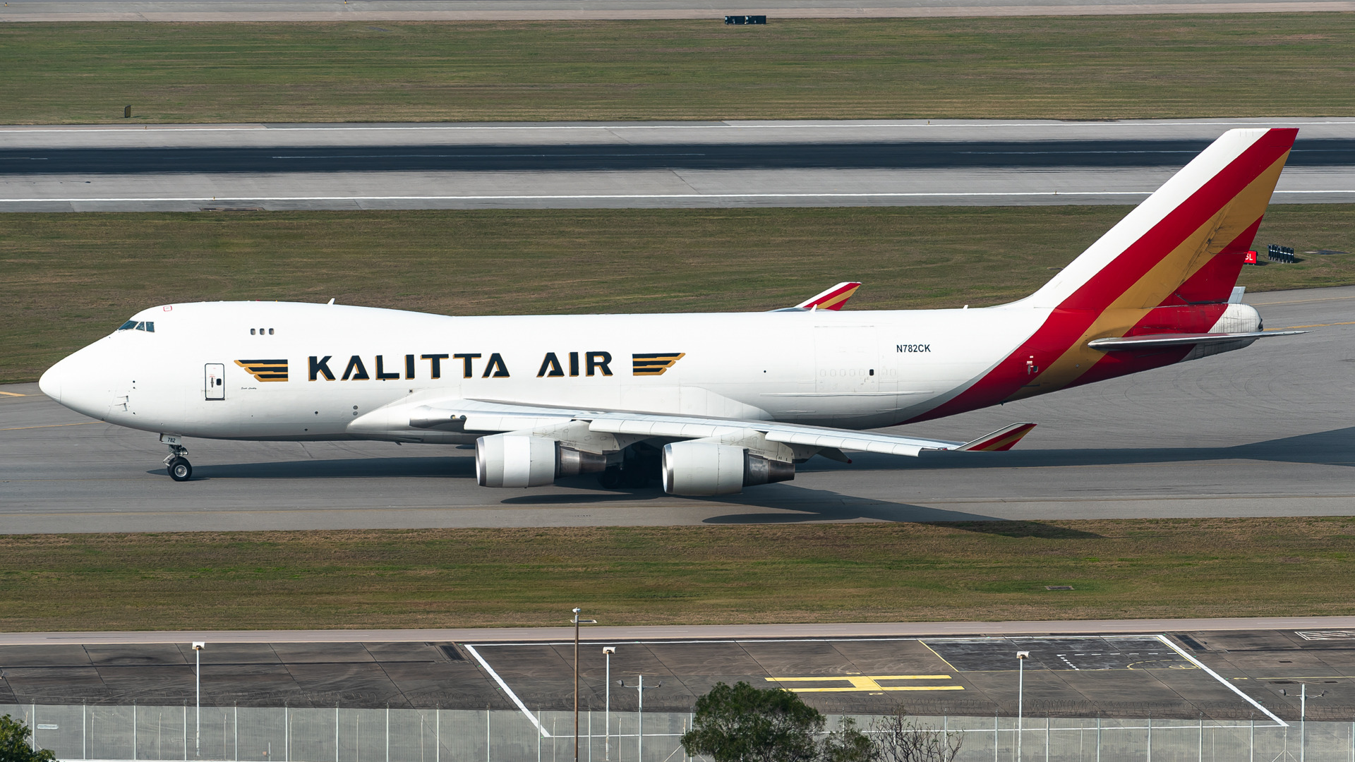 Een Boeing 747 vrachtvliegtuig van Kalitta Air staat op een platform