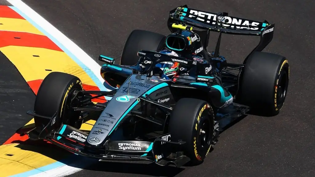 De Mercedes van Kimi Antonelli rijdt door een bocht op het Madring-circuit