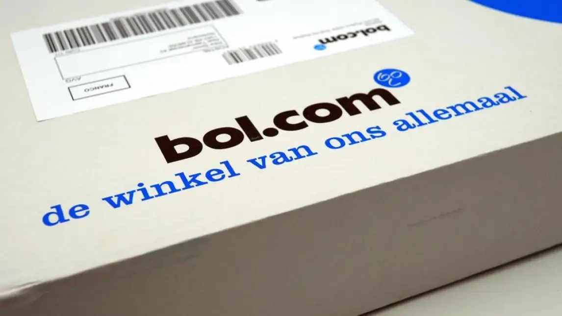 Close-up van een kartonnen bol.com-pakket met verzendlabel en de tekst de winkel van ons allemaal