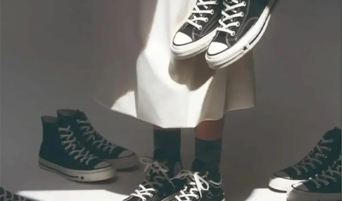 De omstreden Converse-advertentie: een wit rokje met een driehoekige lichtvlek, met daarboven een paar zwarte Chuck 70-sneakers