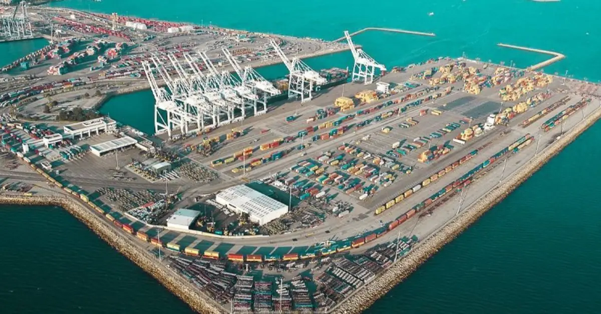 Luchtfoto van de haven van Bandar Abbas in Iran, met containerkranen en rijen opgeslagen containers