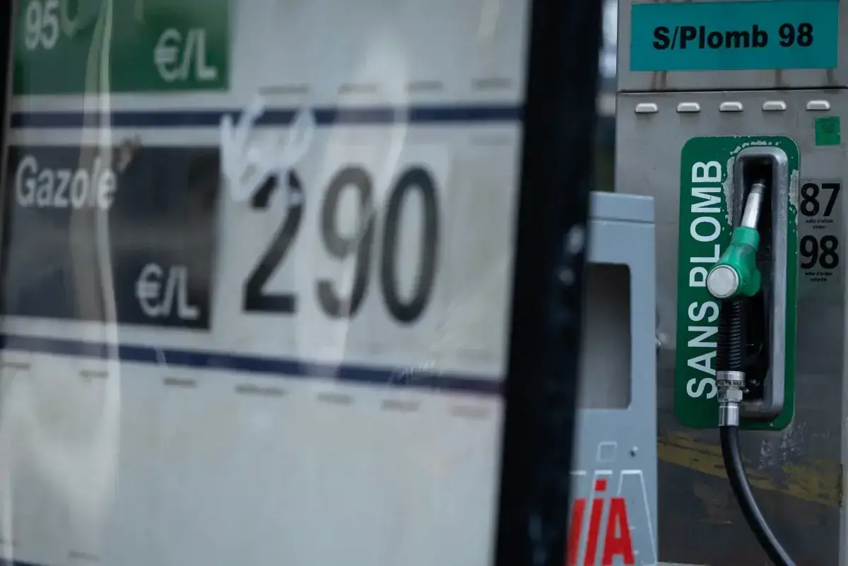 Prijsbord van 2,90 euro per liter gazole naast een groene "sans plomb"-pomp bij een Frans tankstation
