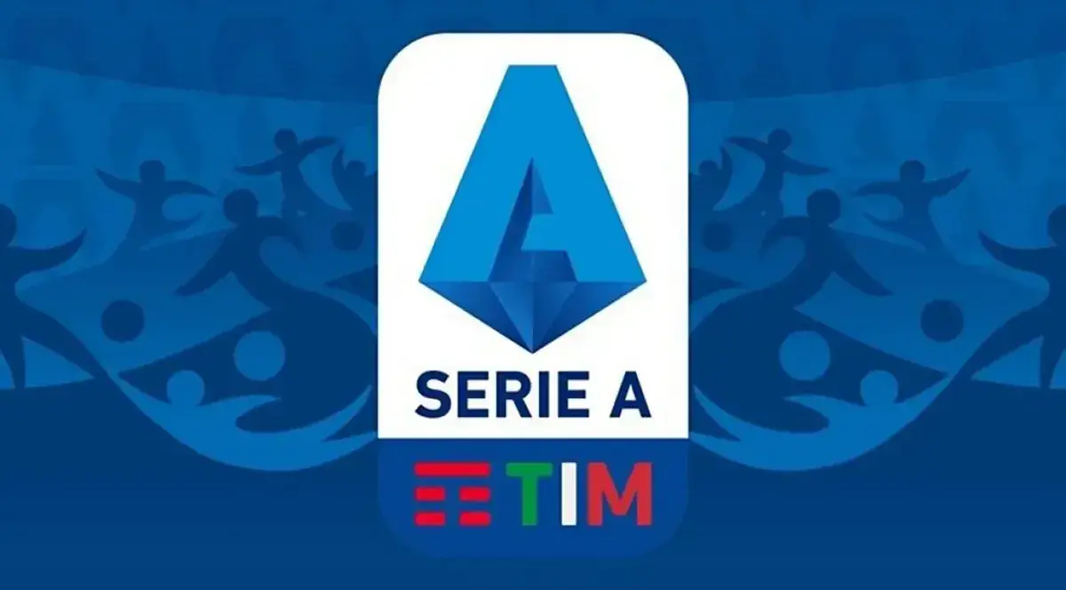 Het blauw met witte beeldmerk van de Serie A tegen een blauwe achtergrond met silhouetten van voetballers