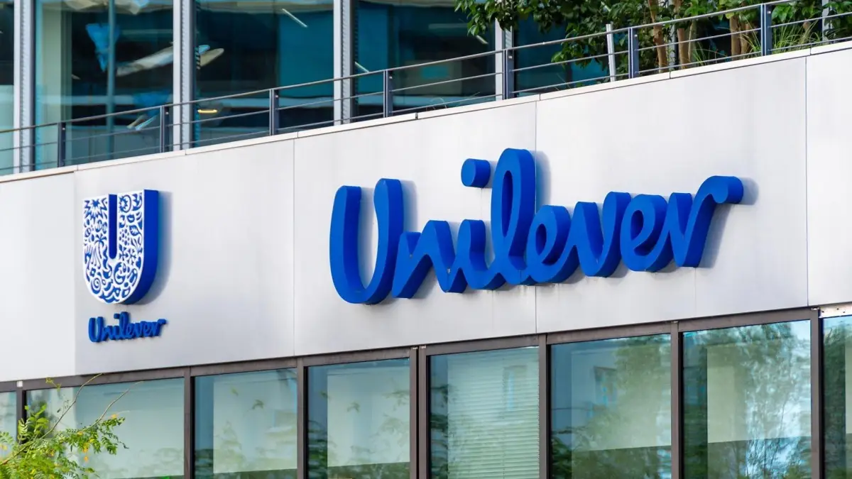 Logo van Unilever op de gevel van een kantoorgebouw