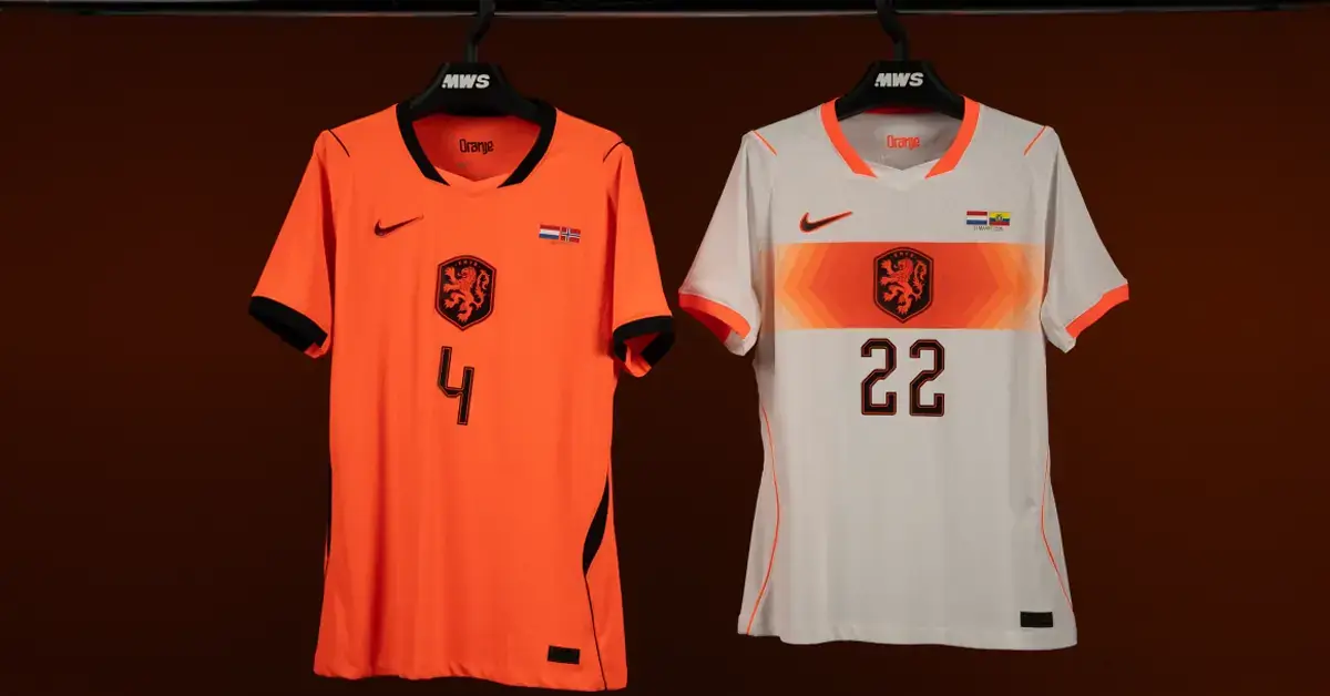 Twee gedragen Oranje-shirts aan MWS-hangers, een oranje shirt met rugnummer 4 en een wit shirt met rugnummer 22