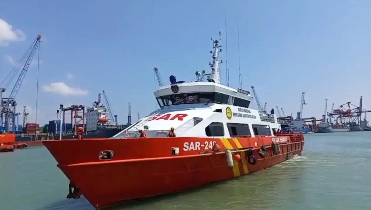Een reddingsschip van Basarnas met bemanning aan boord vaart uit voor de zoekactie