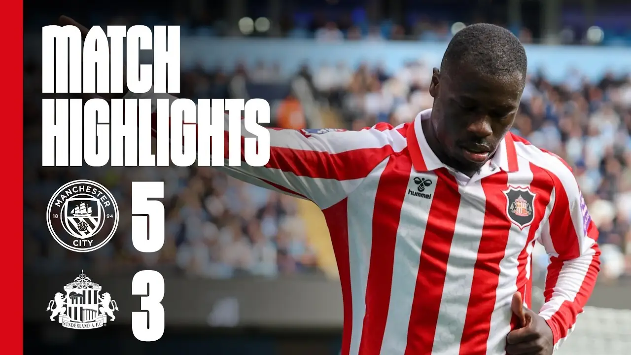 Brian Brobbey viert een doelpunt in het rood-witte shirt van Sunderland, met het Etihad Stadium