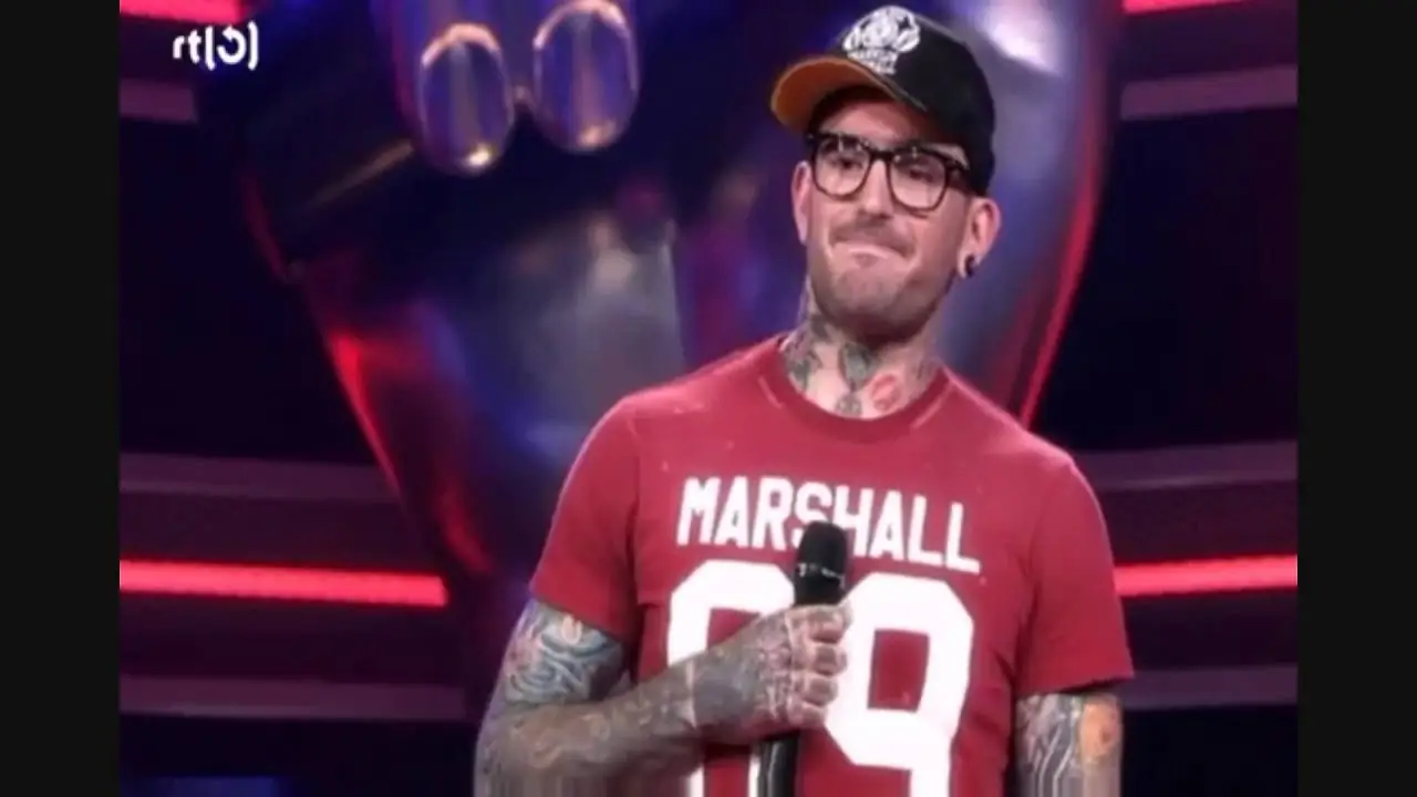 Portret van zanger Ben Saunders met een pet, bril en zichtbare tatoeages in zijn nek