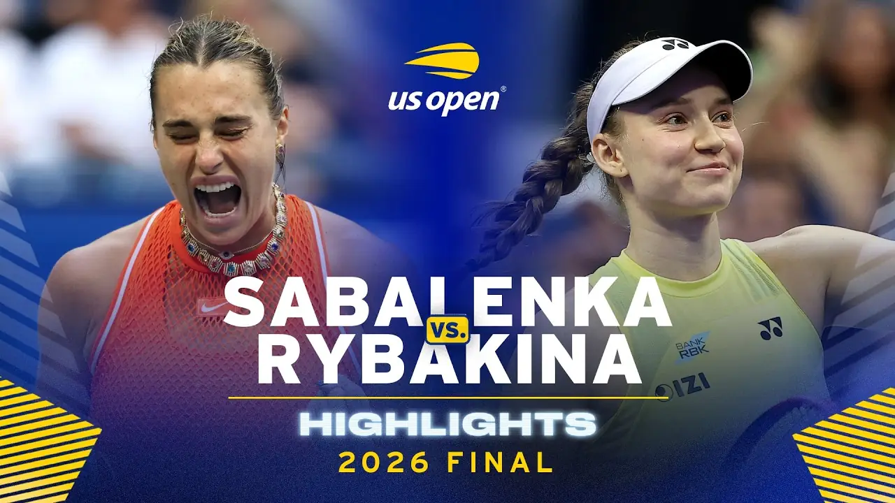 Elena Rybakina houdt de US Open-trofee omhoog en kijkt er glimlachend naar