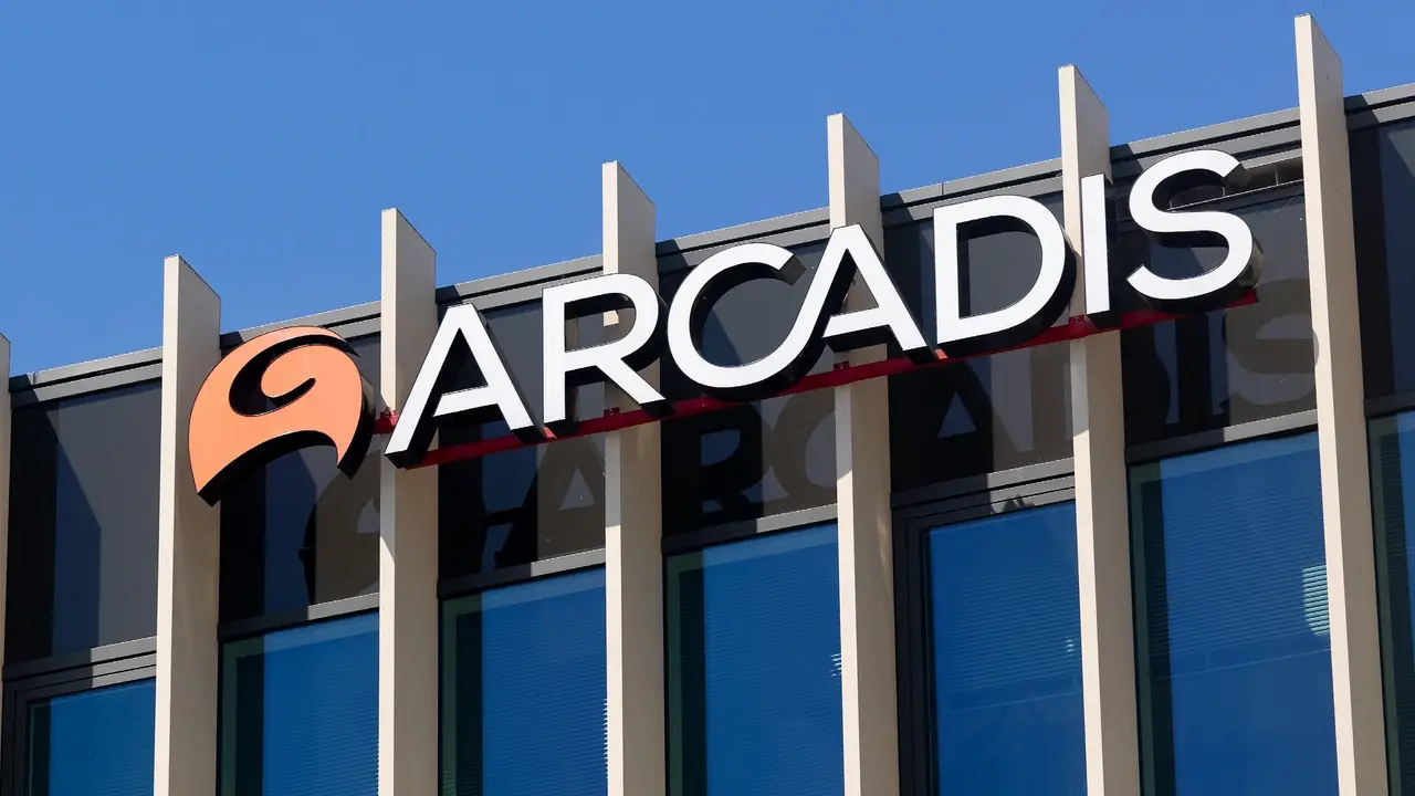 Logo van ingenieursbureau Arcadis op de gevel van een kantoorgebouw
