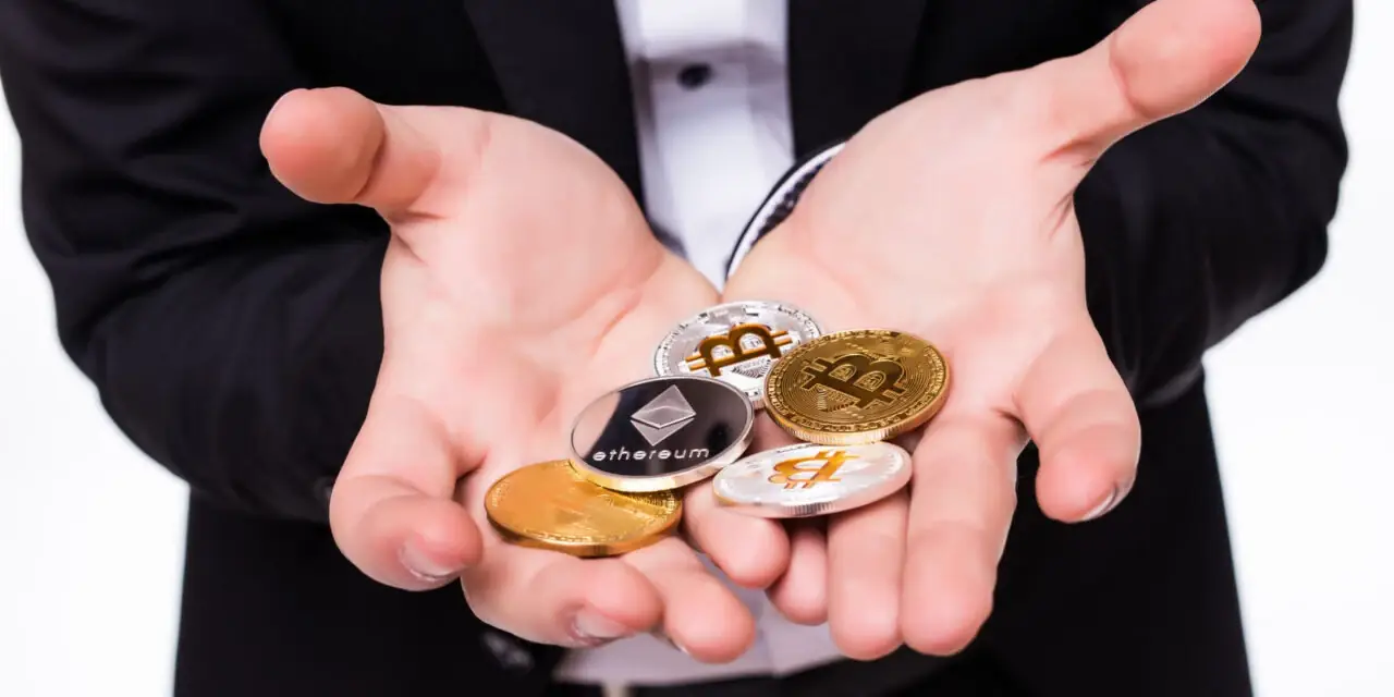 Twee open handen in een zwart jasje houden gouden en zilveren munten met het bitcoin- en ethereumlogo vast