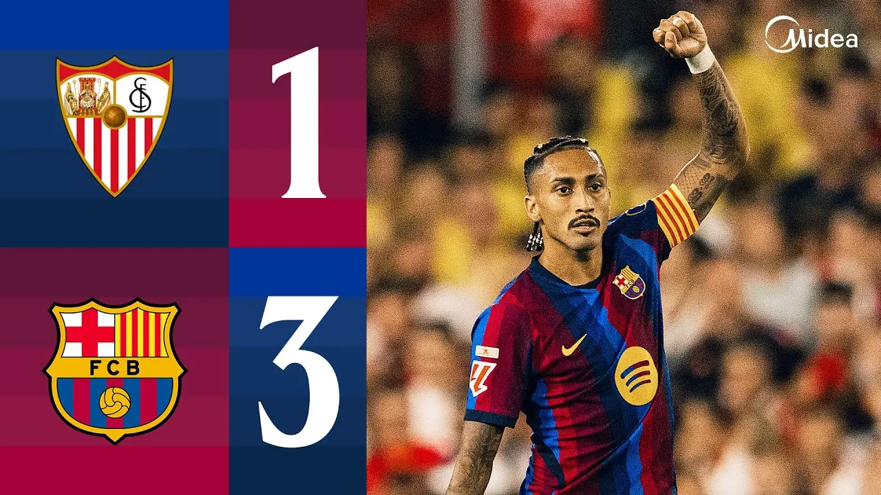 Lamine Yamal en Raphinha slaan een high five na een Barcelona-goal, met het Sevilla-publiek erachter