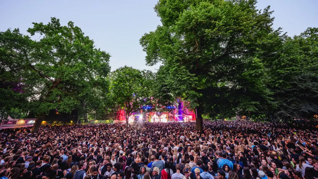 Grote menigte bezoekers bij een podium tijdens de Vierdaagsefeesten in Nijmegen