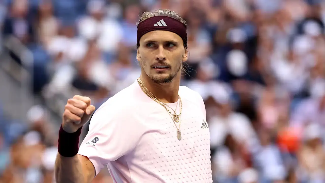 Alexander Zverev balt zijn vuist en juicht met een hoofdband om tijdens de US Open