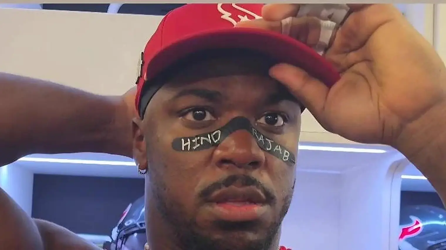 Azeez Al-Shaair kijkt in de camera met de naam Hind Rajab geschreven op de eyeblack-strips onder zijn ogen