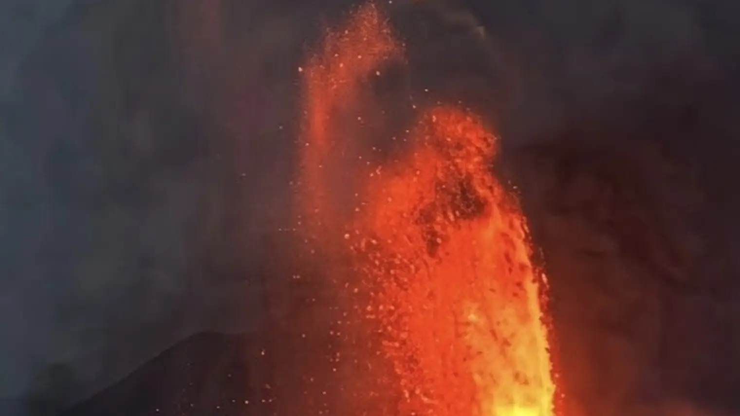 Een lavafontein spuit omhoog uit de vulkaan Anak Krakatau tijdens de uitbarsting, met de zee op de voorgrond
