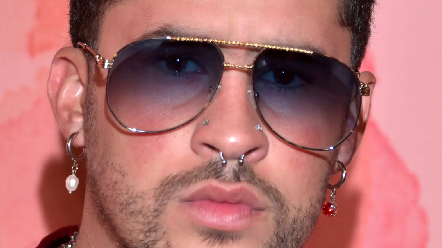 Close-up portret van Bad Bunny met een zonnebril op