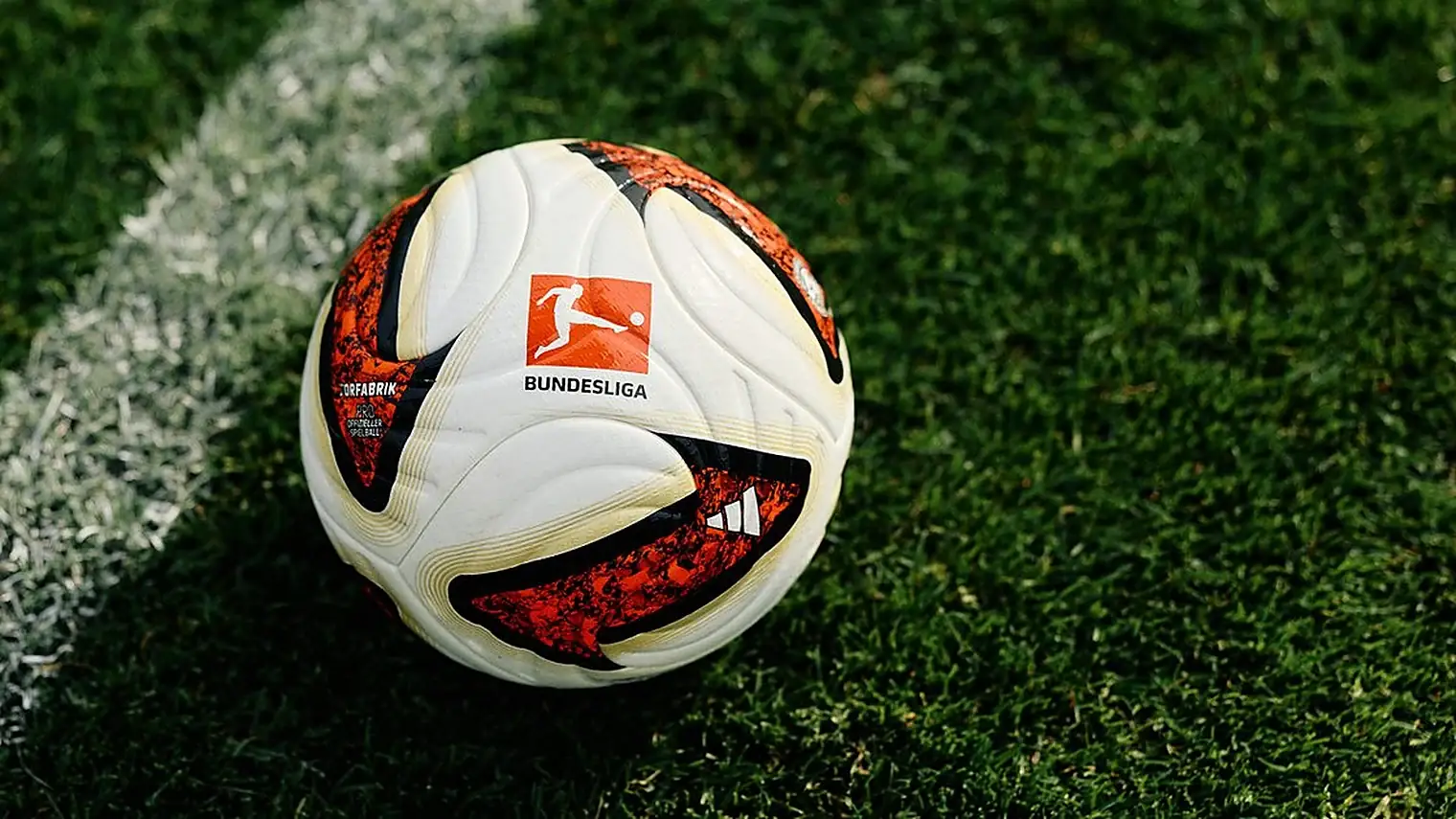 De officiele wedstrijdbal van de Bundesliga ligt naast de zijlijn op het gras