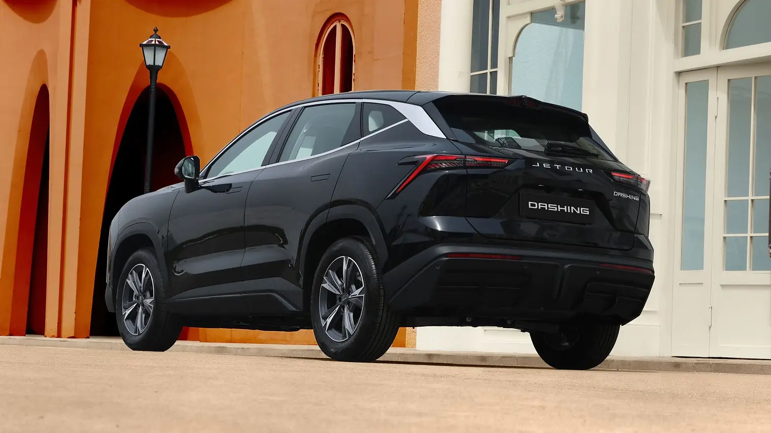 Een zwarte Chinese suv van het merk Jetour, model Dashing, geparkeerd op straat
