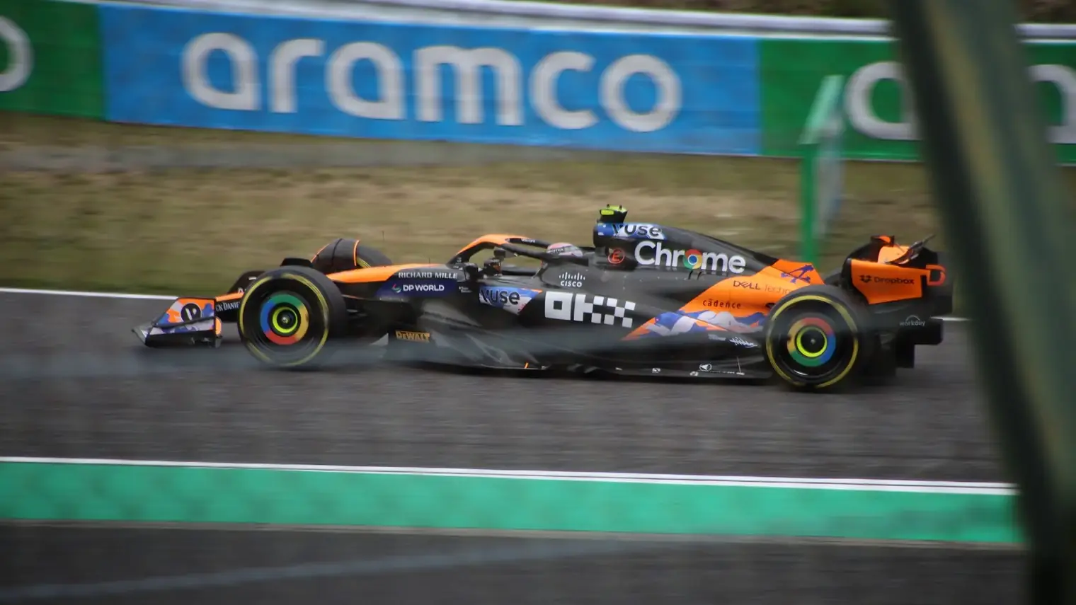 Een Formule 1-auto van McLaren scheurt met een vervaagde achtergrond door een bocht op het circuit van Suzuka