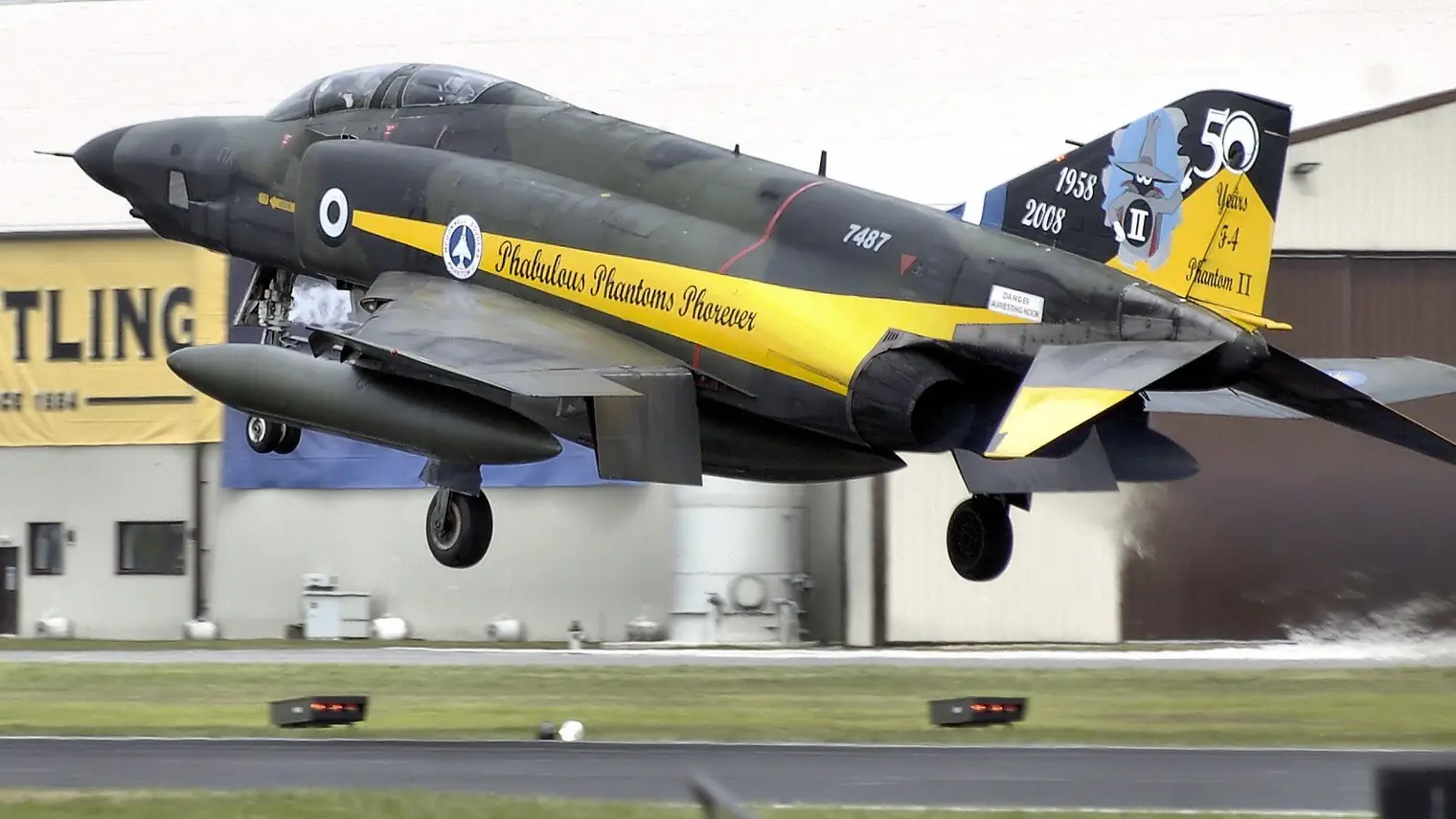 Een Griekse F-4 Phantom-gevechtsvliegtuig met uitgeklapt landingsgestel tijdens het landen