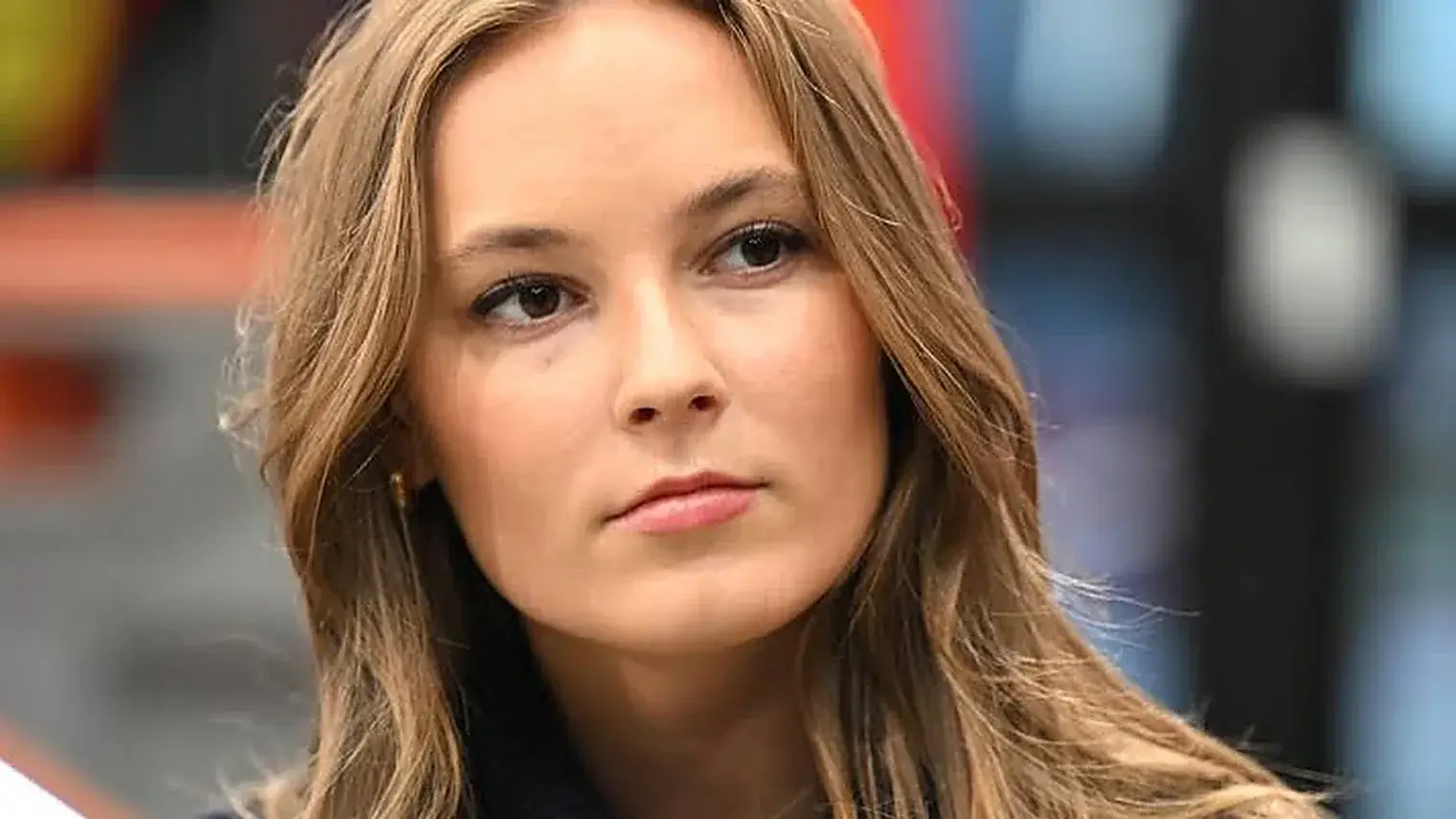 Prinses Ingrid Alexandra van Noorwegen kijkt opzij, met lang blond haar en een donkere jas