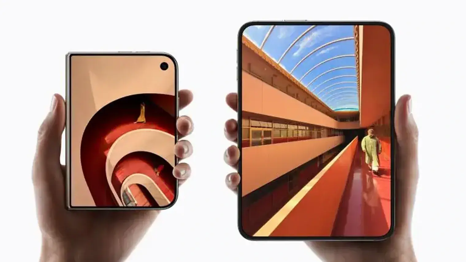 Twee handen houden elk een deel van de opengevouwen iPhone Duo vast, met op het linker gesloten scherm een architectuurfoto en op het rechter grote scherm dezelfde foto uitvergroot