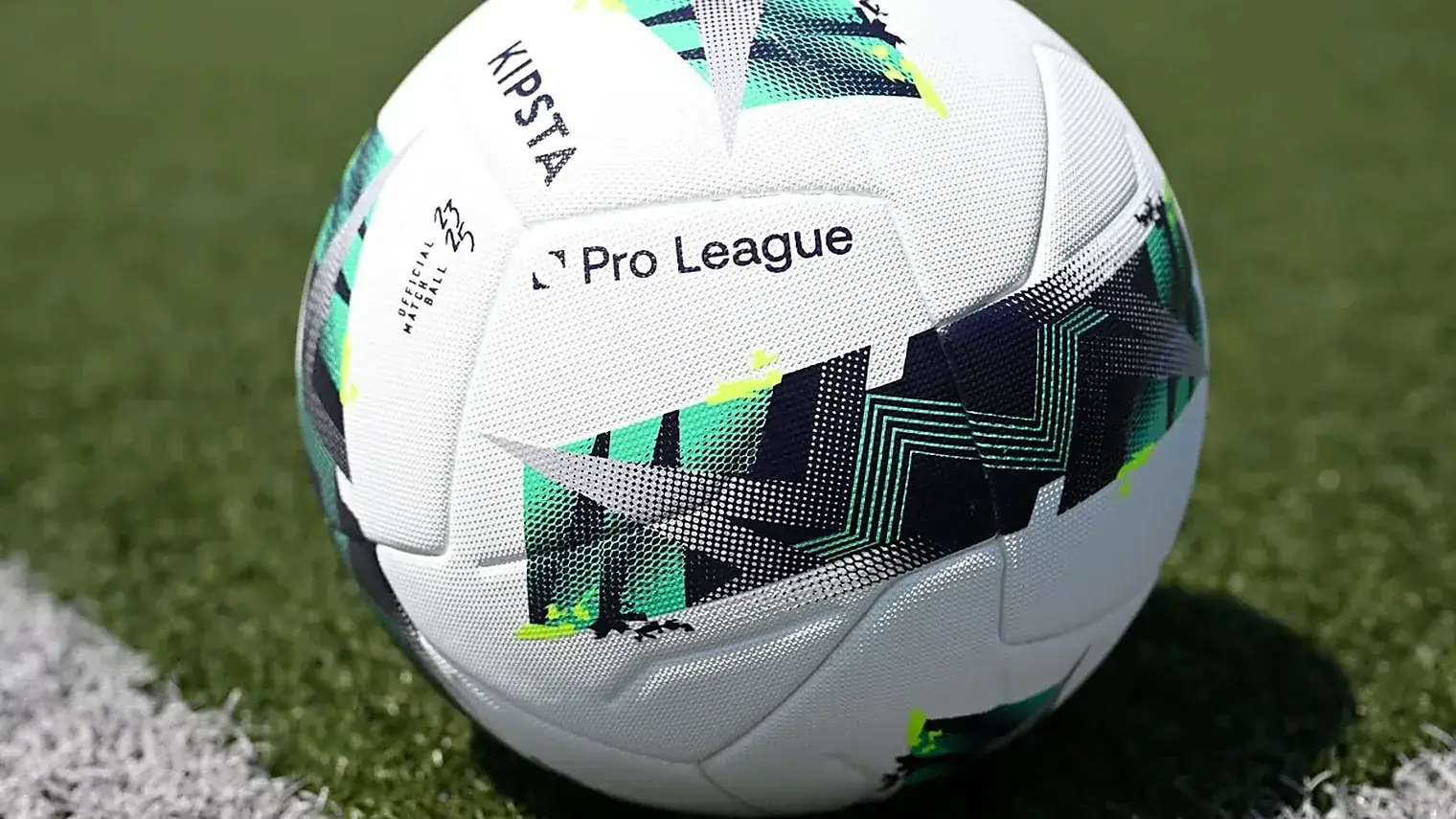 De wedstrijdbal van de Jupiler Pro League ligt op de lijn van een grasveld