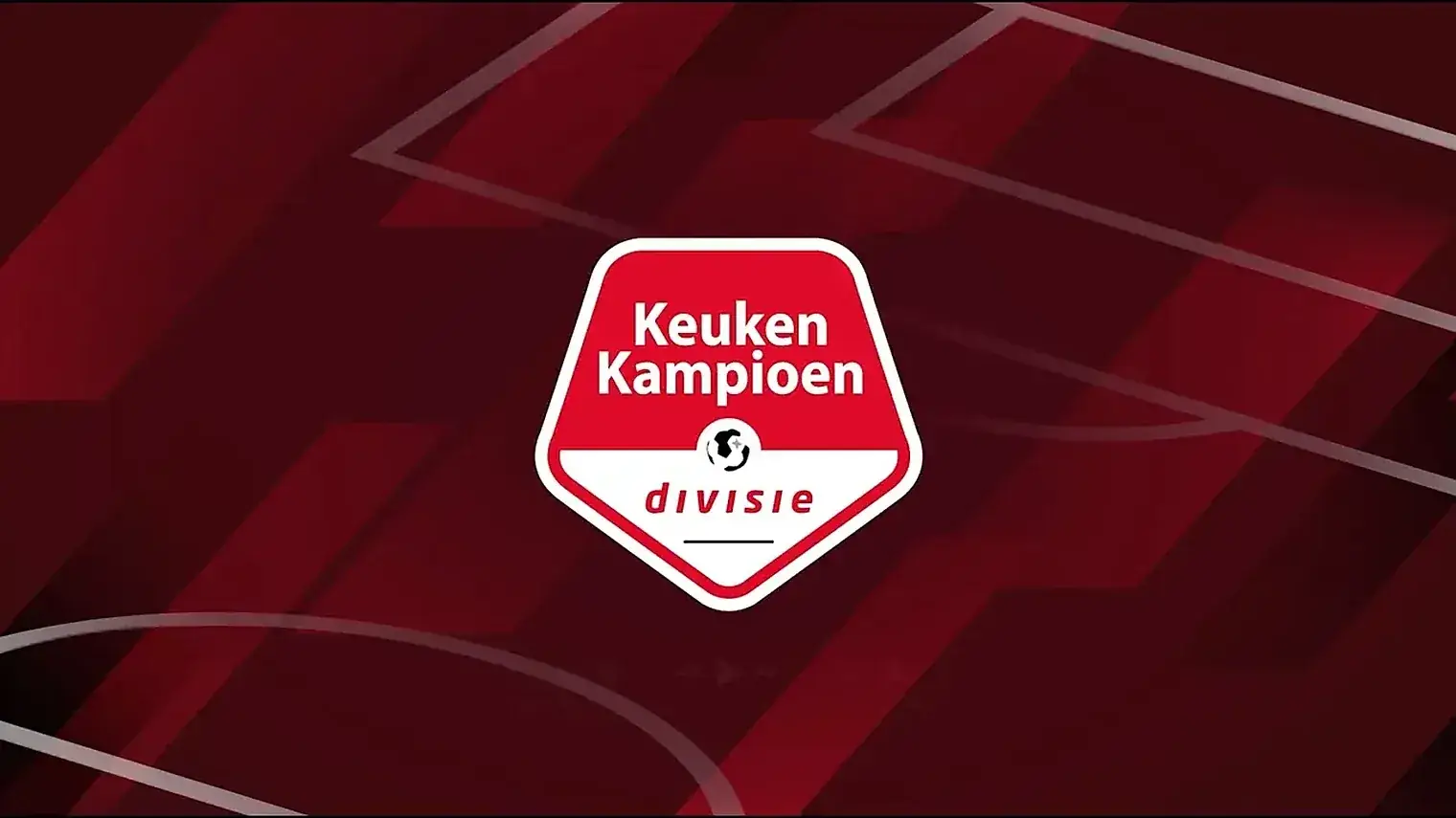 Het logo van de Keuken Kampioen Divisie in wit en rood op een donkerrode achtergrond met veldlijnen