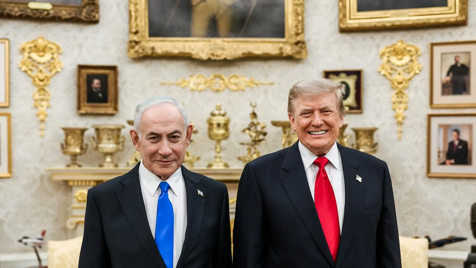 De Israëlische premier Benjamin Netanyahu en de Amerikaanse president Donald Trump naast elkaar in het Oval Office van het Witte Huis
