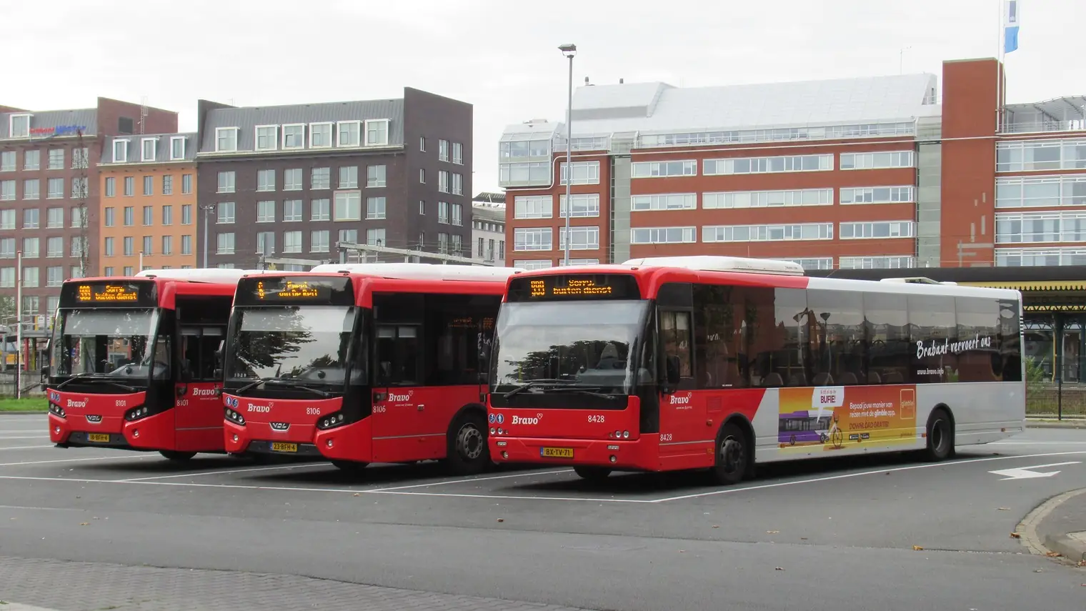 Drie rode Bravo-streekbussen van vervoerder Arriva staan geparkeerd op een busstation, met op de displays de tekst buiten dienst