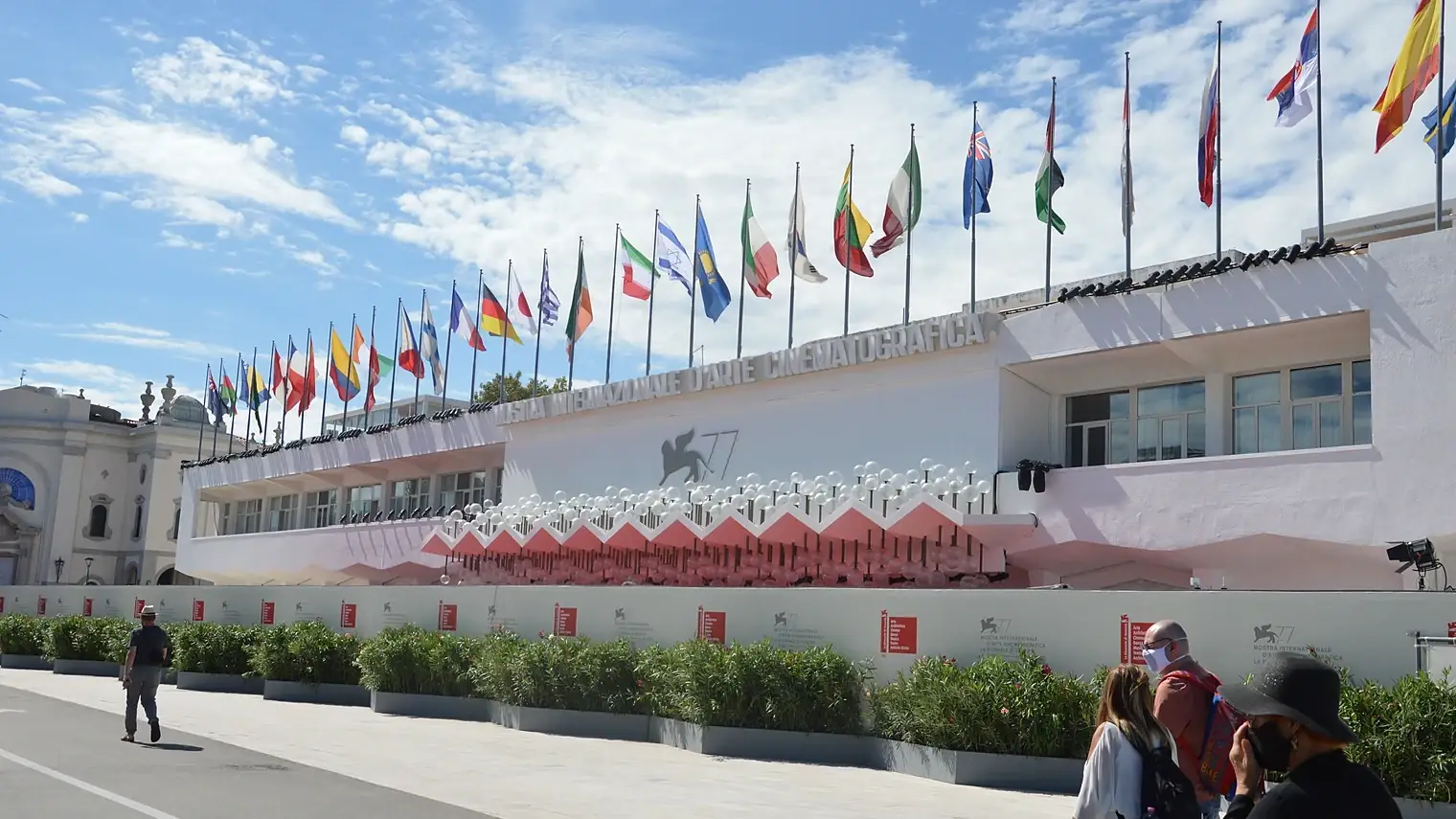 Het Palazzo del Cinema op het Lido van Venetië, met een rij internationale vlaggen op het dak en de gevleugelde leeuw van het festival op de gevel