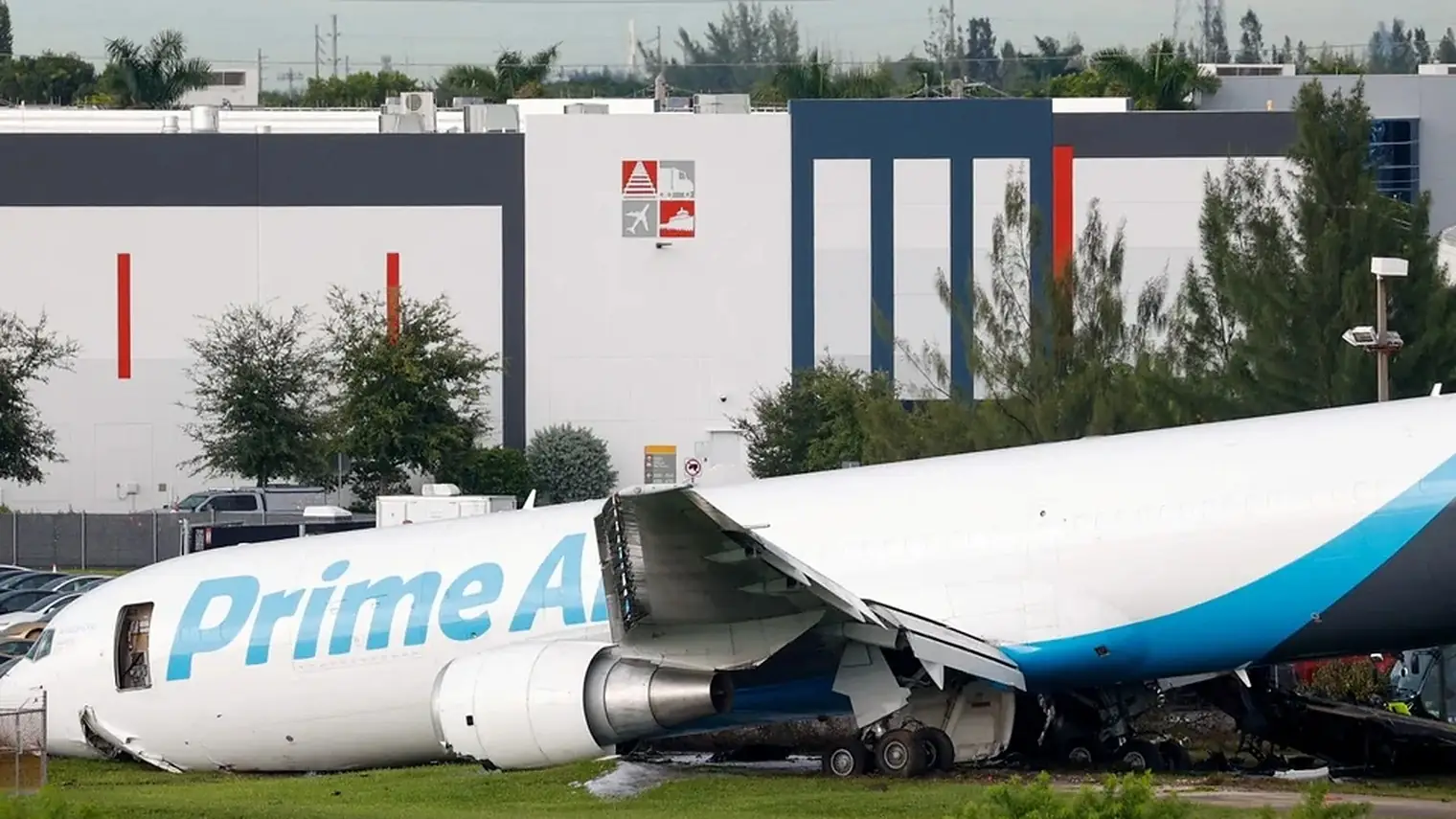 Het wrak van een Prime Air-vrachtvliegtuig van Boeing 767 na een crash op Miami International Airport, met beschadigde motor en vleugel