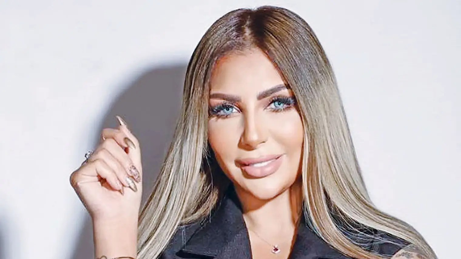 Portret van de Egyptische tv-presentatrice Sarah Khalifa in een zwart pak