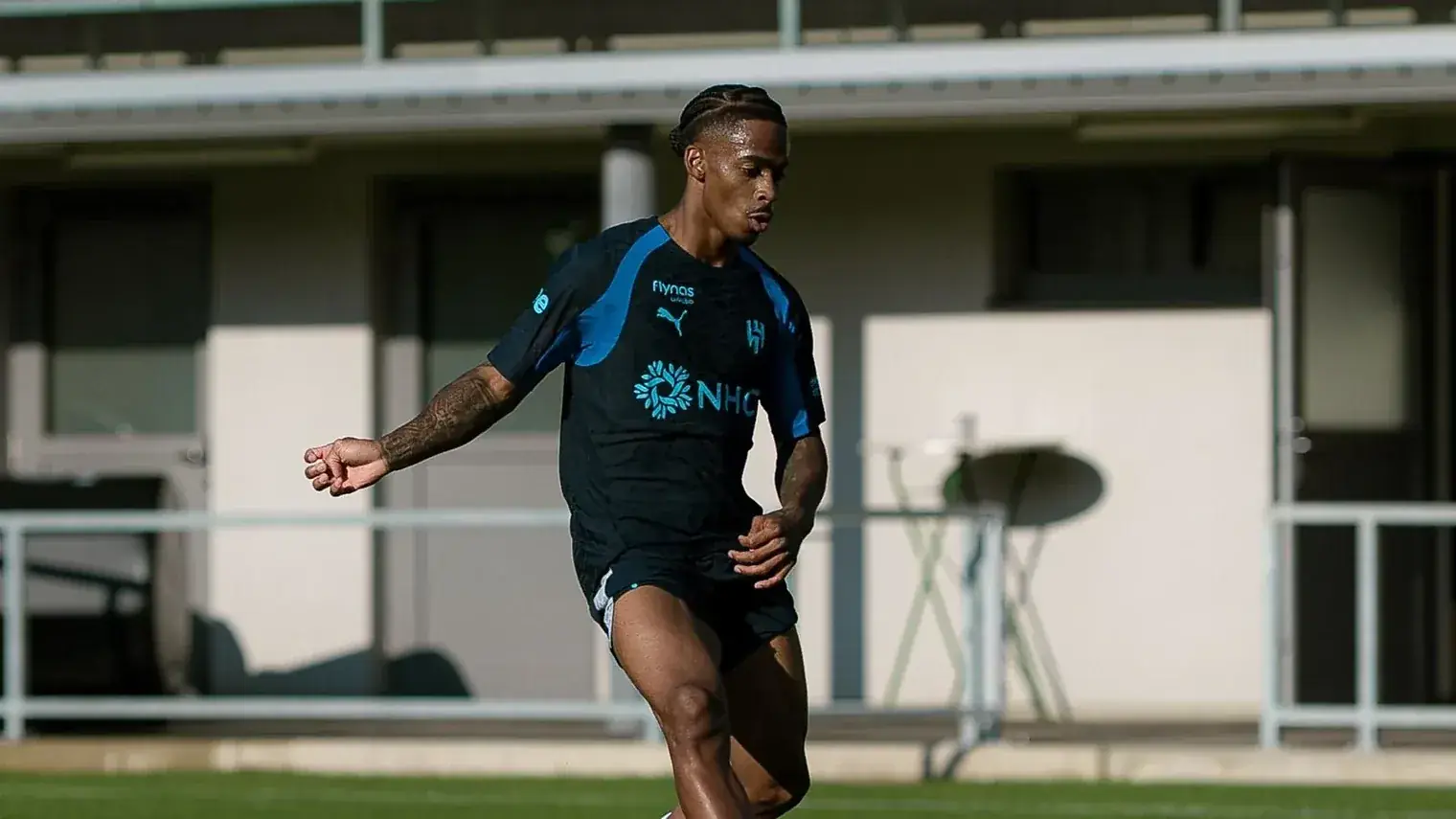 Crysencio Summerville in donkerblauw trainingstenue op het trainingsveld van het complex van Al Hilal
