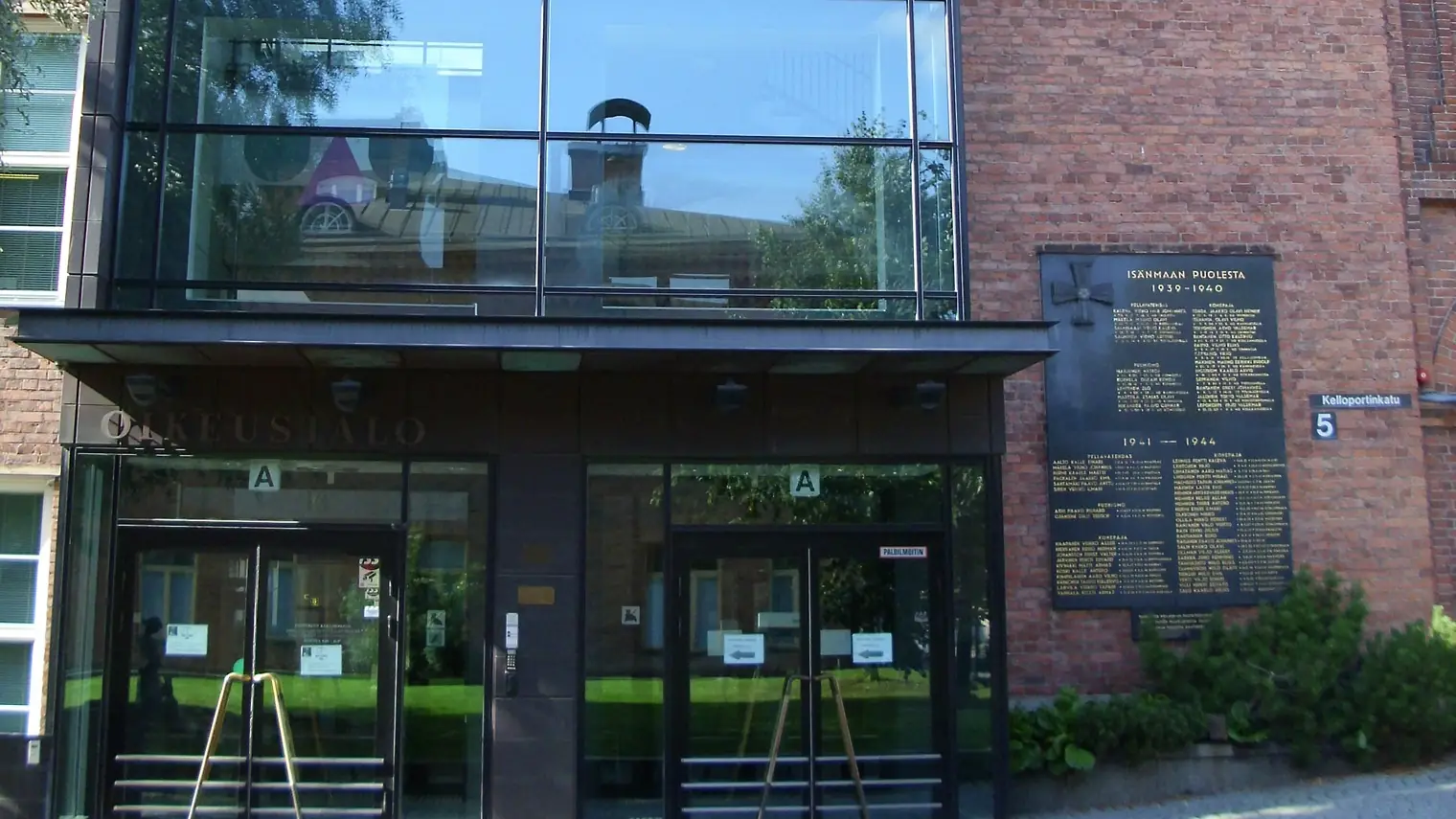 De ingang van de rechtbank van Pirkanmaa in Tampere, Finland, met het opschrift Oikeustalo boven de deur
