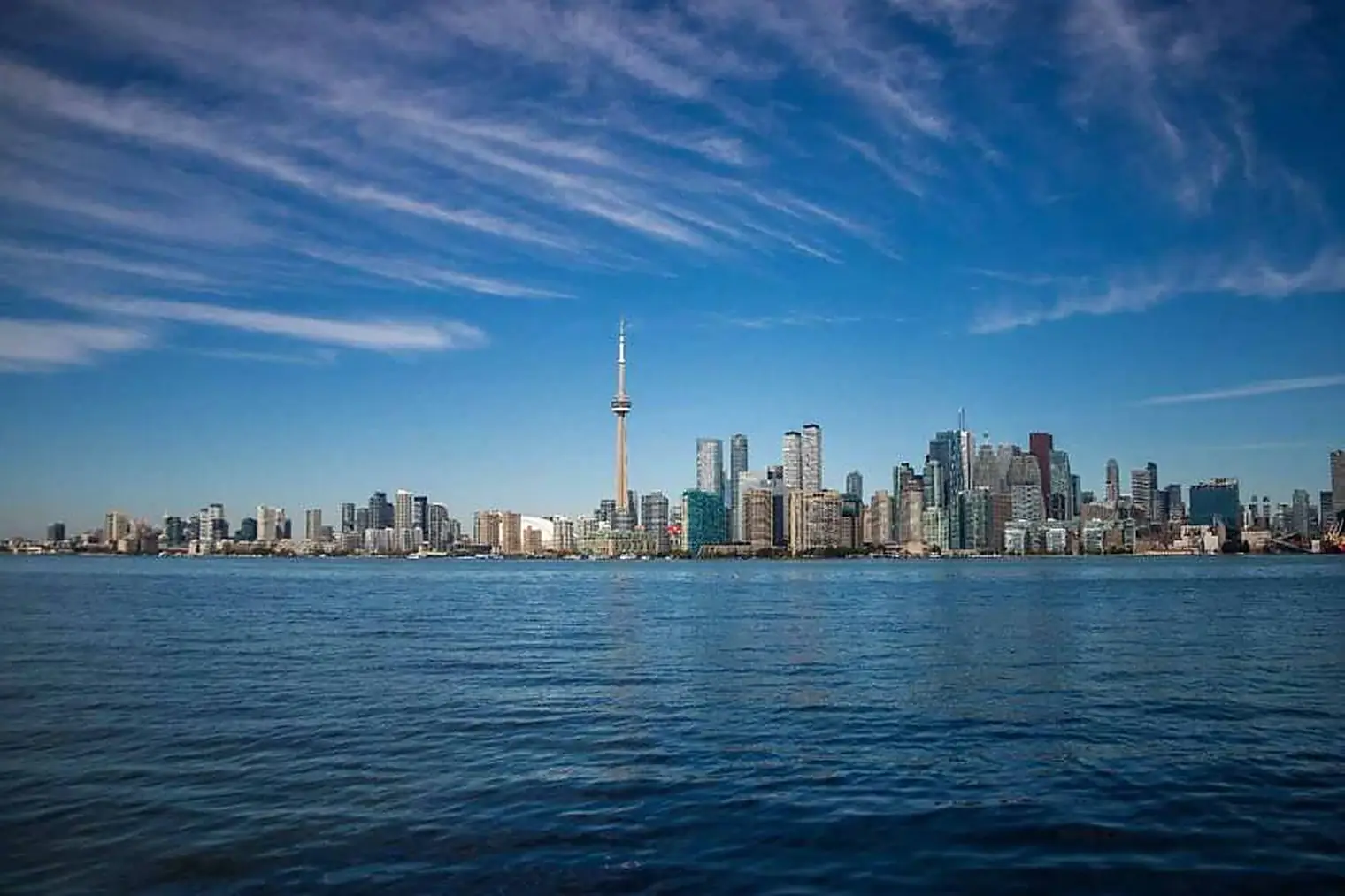 De skyline van Toronto met de CN Tower, gezien vanaf het water van Lake Ontario