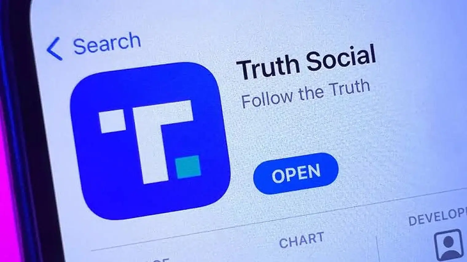De Truth Social-app in de App Store, met het logo en de knop om de app te openen