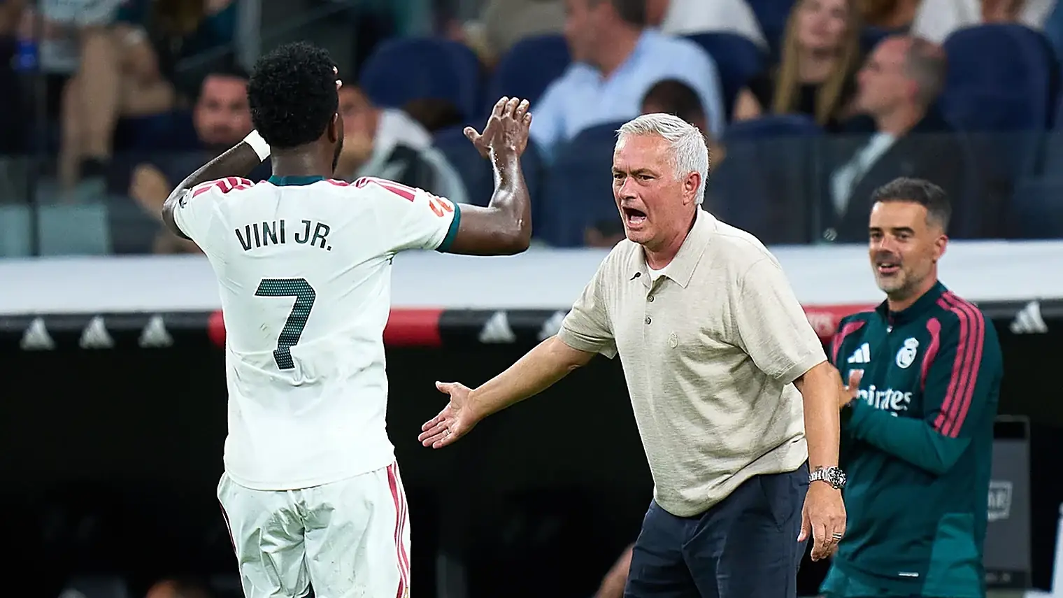Vinícius Júnior loopt met het rugnummer zeven naar José Mourinho, die langs de lijn zijn hand naar hem uitsteekt