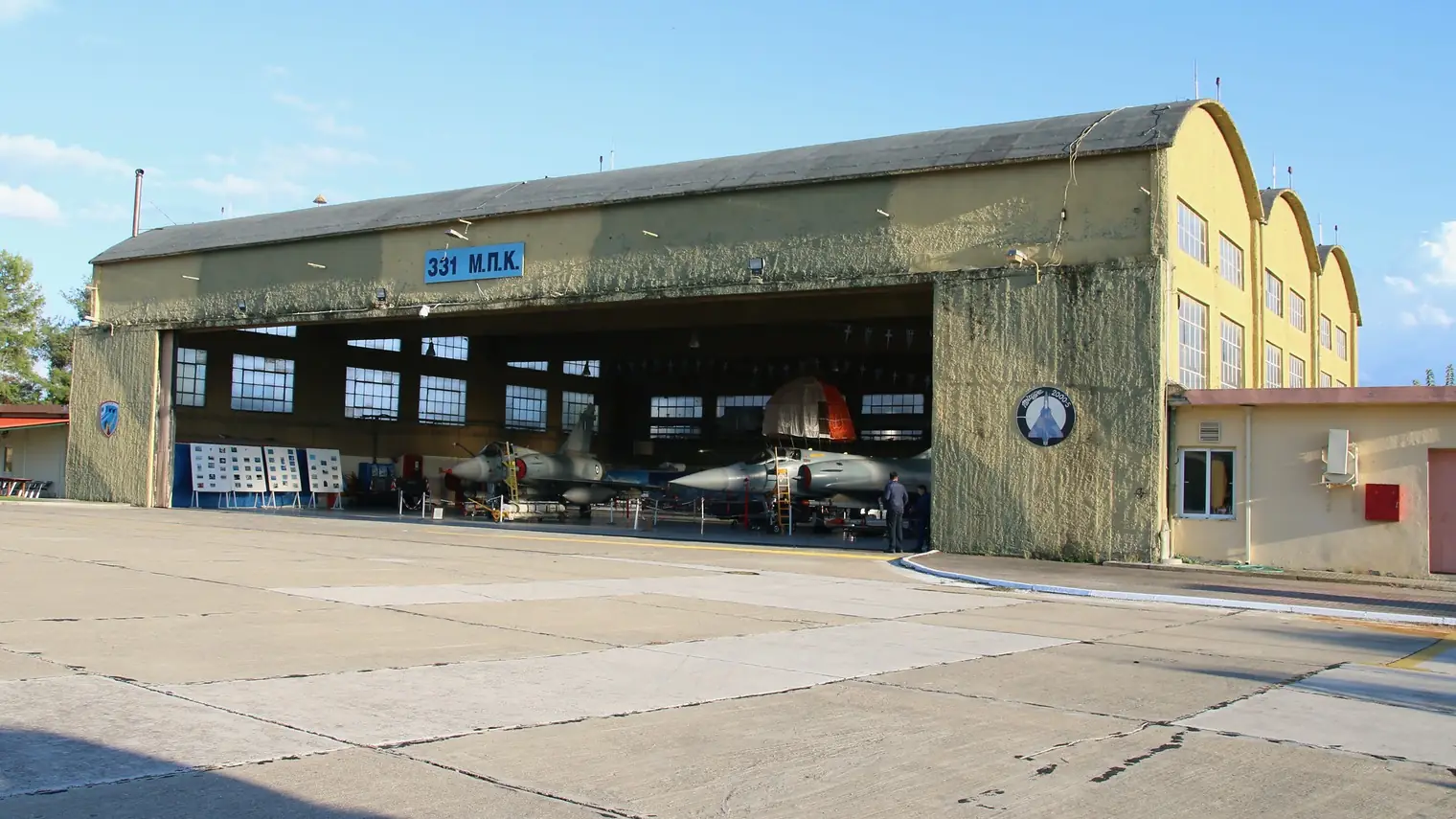 Een hangar op vliegbasis Tanagra met Griekse Mirage-gevechtsvliegtuigen, met het opschrift 331 M.Π.Κ. boven de opening