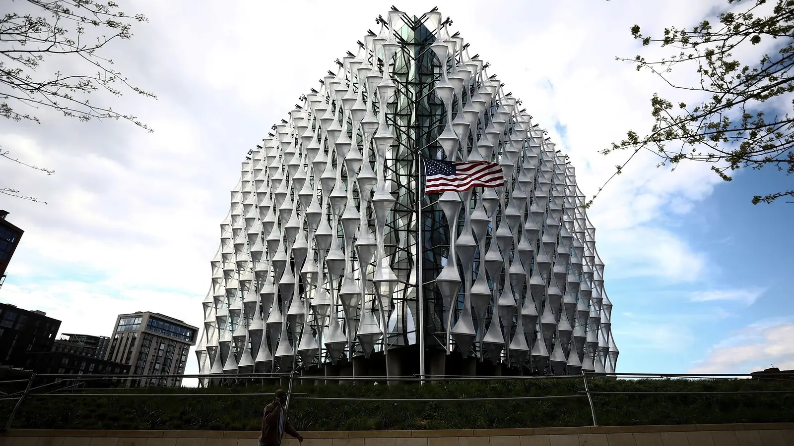 De gevel van de Amerikaanse ambassade in Londen, met de Amerikaanse vlag ervoor