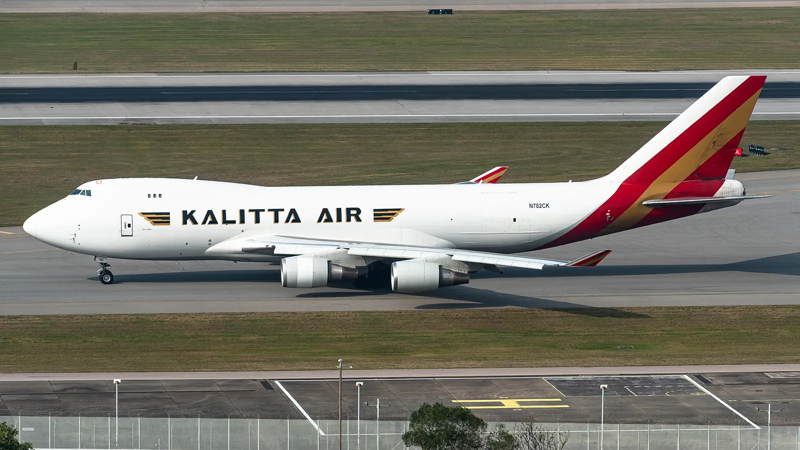 Een Boeing 747 vrachtvliegtuig van Kalitta Air staat op een platform