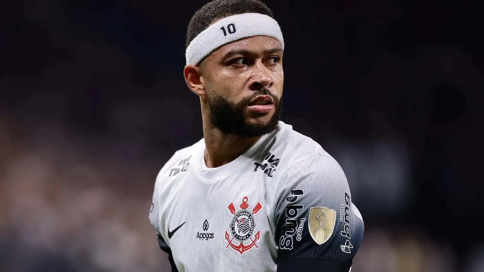 Memphis Depay in het witte uitshirt van Corinthians met een witte hoofdband met het nummer 10