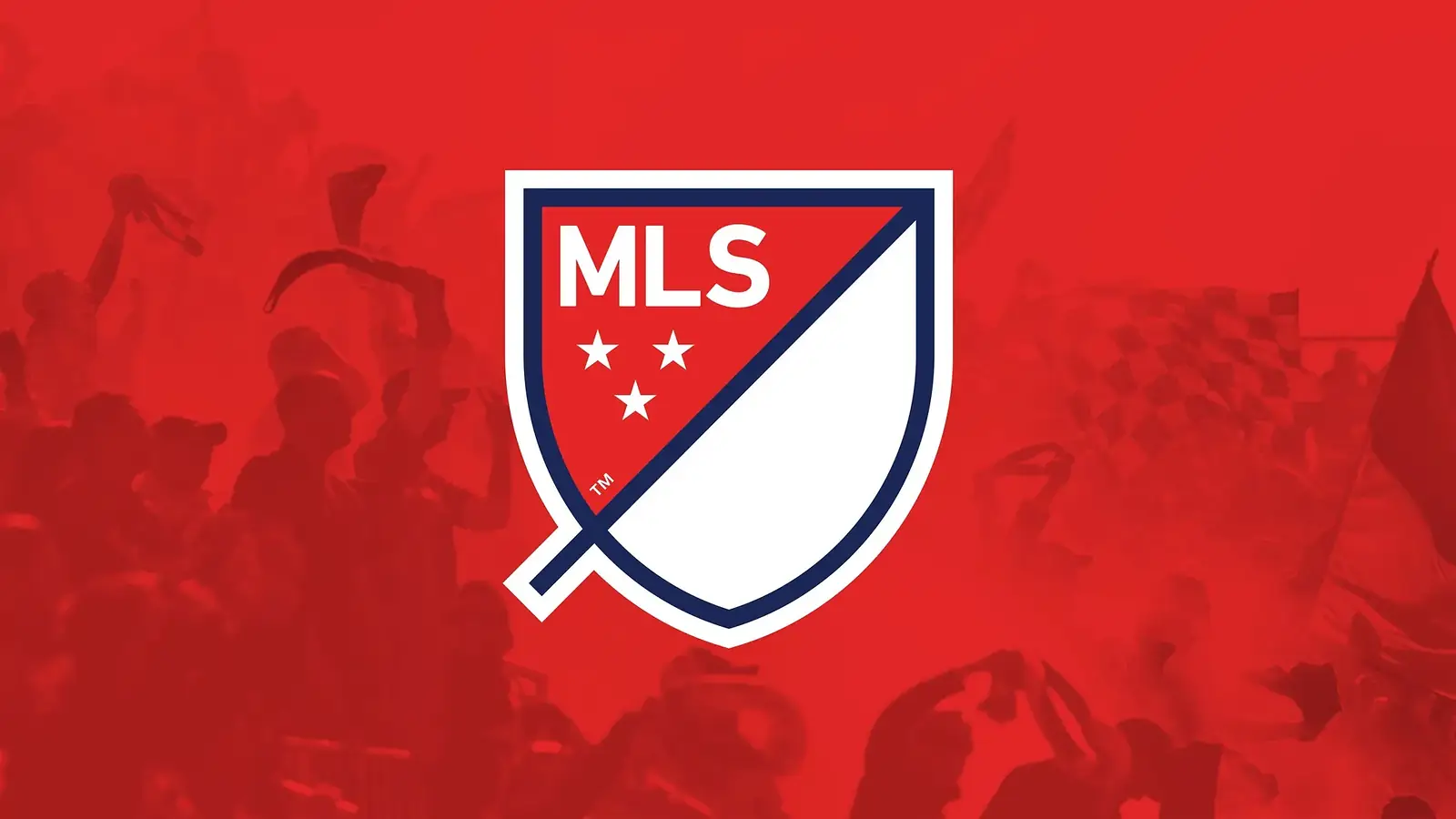 Het schildvormige beeldmerk van de MLS in wit, rood en donkerblauw, tegen een rode achtergrond met silhouetten van juichende supporters