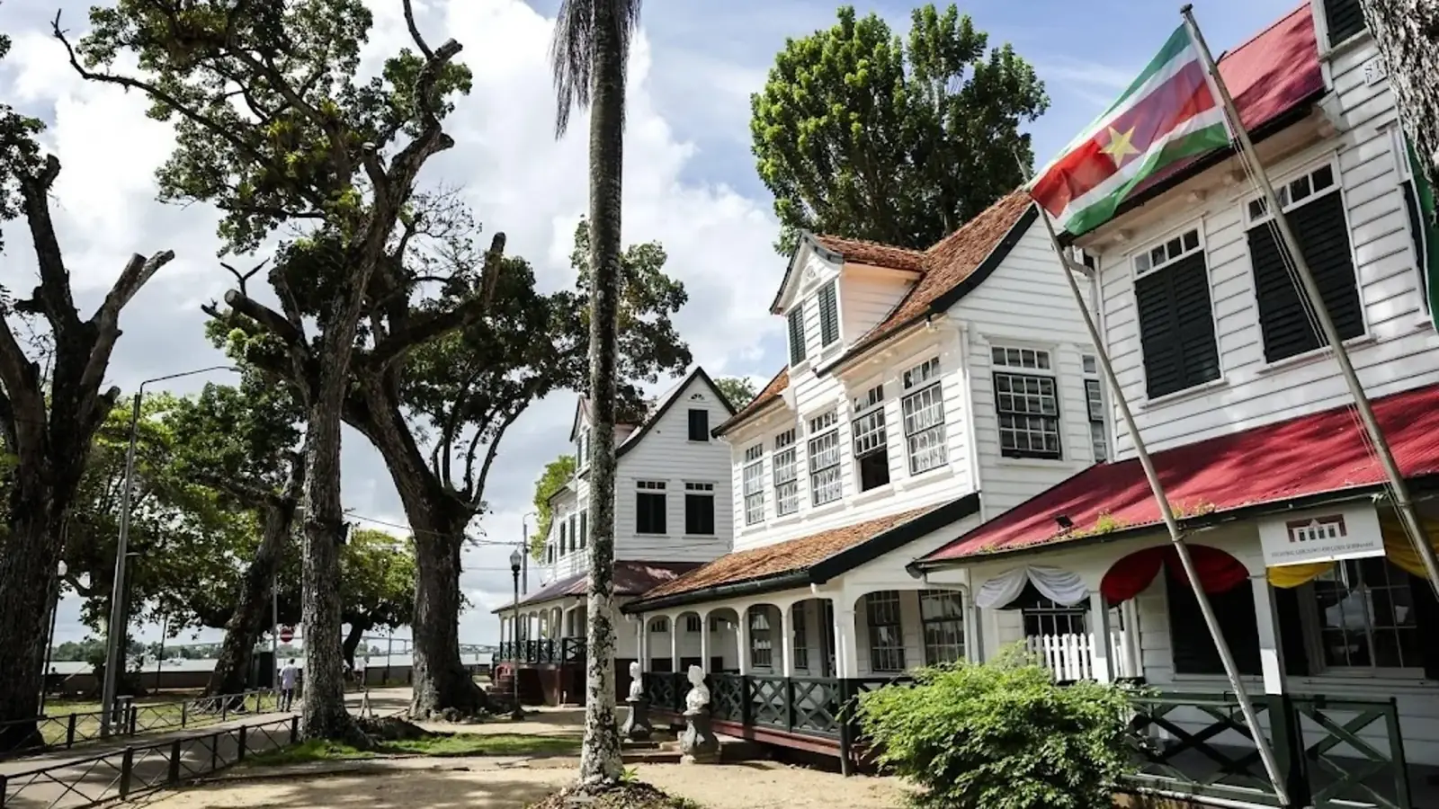Historische houten koloniale panden in het centrum van Paramaribo met de Surinaamse vlag