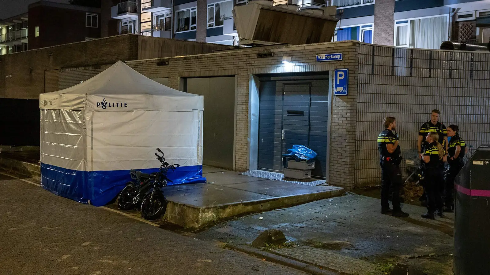 Een politietent en agenten bij de plaats delict aan de Vaarnerkamp in Rotterdam, waar een man overleed tijdens zijn aanhouding
