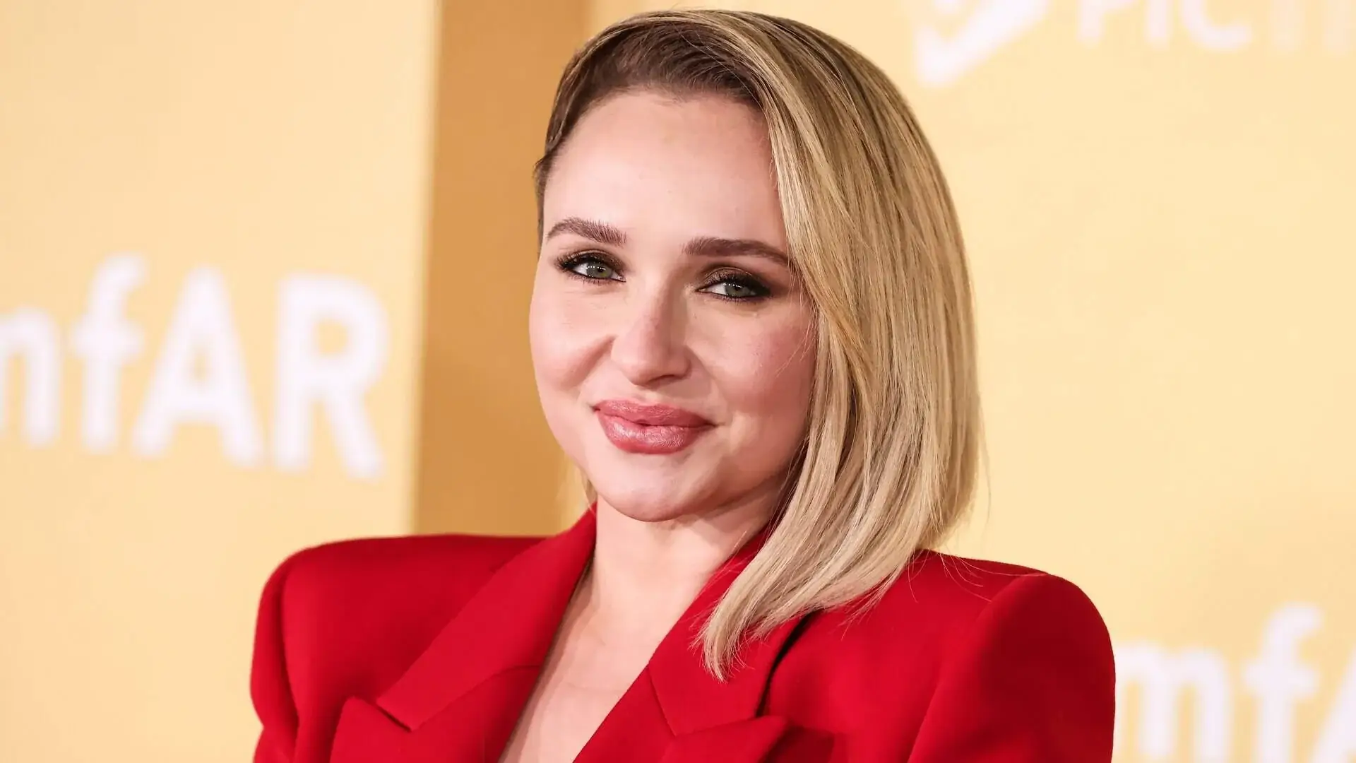 Hayden Panettiere in een rood colbert op de rode loper van een amfAR-gala