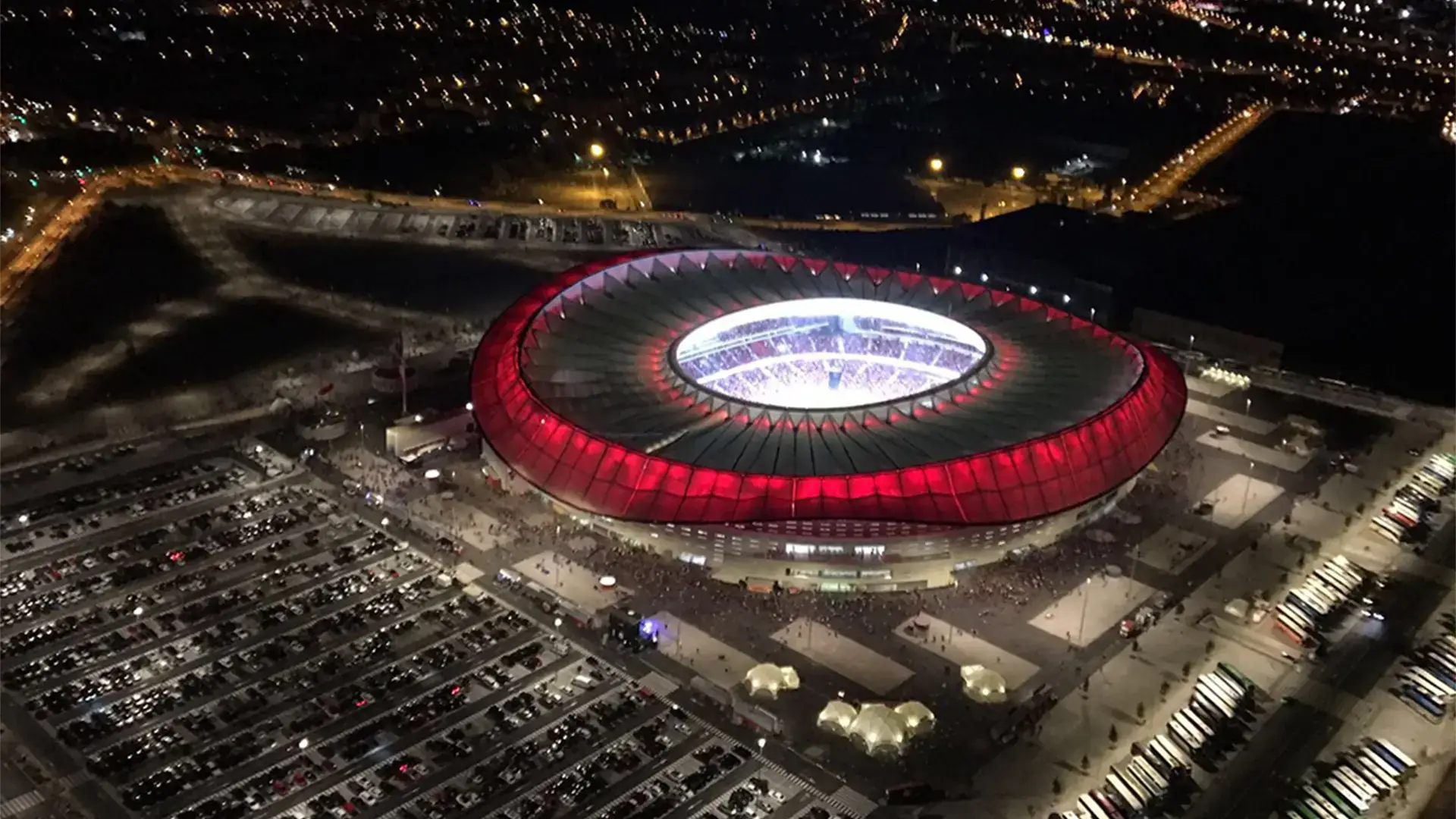 Luchtfoto bij avond van het Metropolitano in Madrid, met de rand van het stadion in rood licht