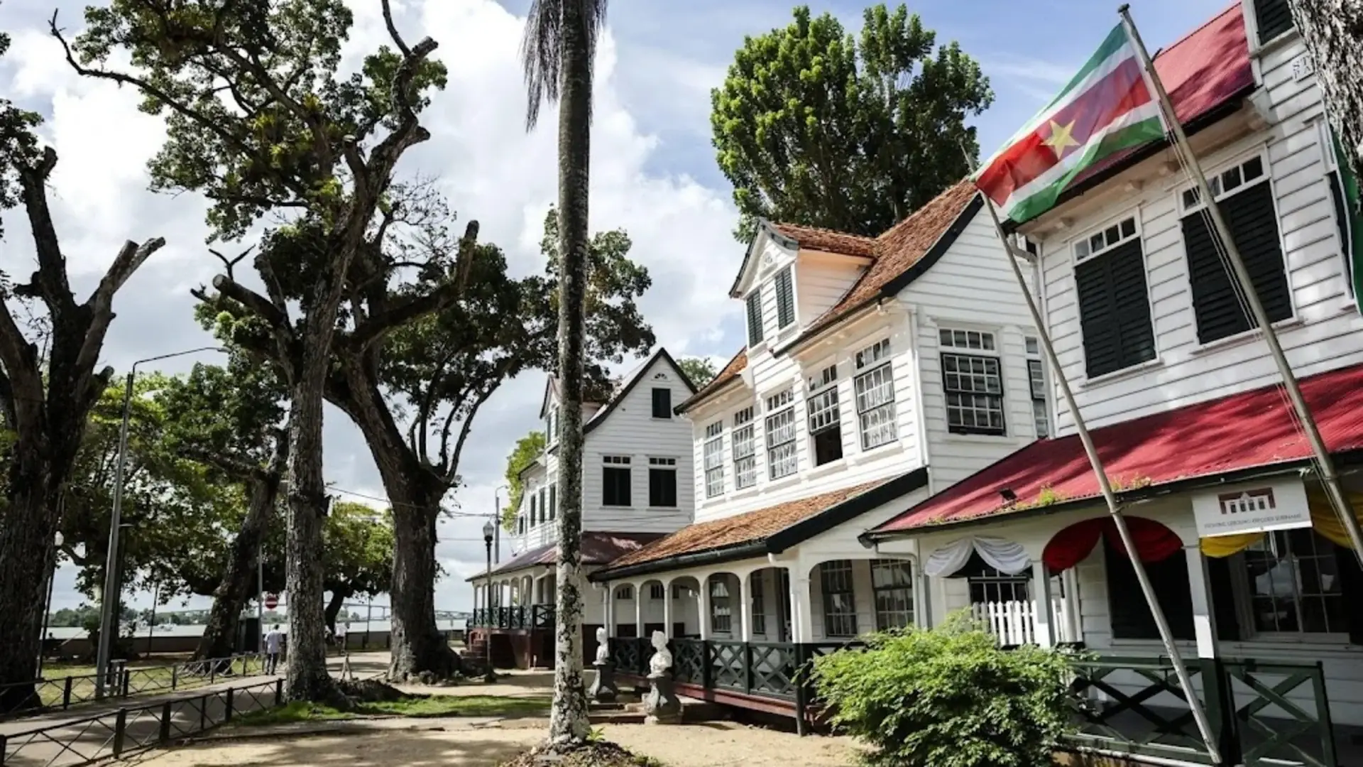 Historische houten koloniale panden in het centrum van Paramaribo met de Surinaamse vlag